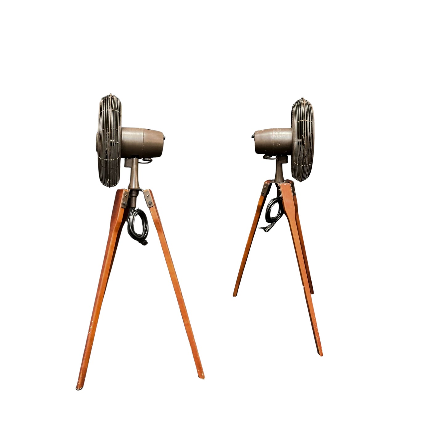 Fanimation Fan - FP8014OB - Arden - 3 Blade Portable Fan, in need of repairs. Unknown conditions, but worth the repair!
The Arden by Fanimation performs double duty, combining functionality with aesthetics. The Walnut legs and the fans Oil Rubbed Bronze finish recall the clean and classic lines of an architect's tripod, dovetailing nicely with transitional as well as classic décor. The Arden stands just under 44 inches high (including grill). A three-speed rotary switch provides a trio of comfort
