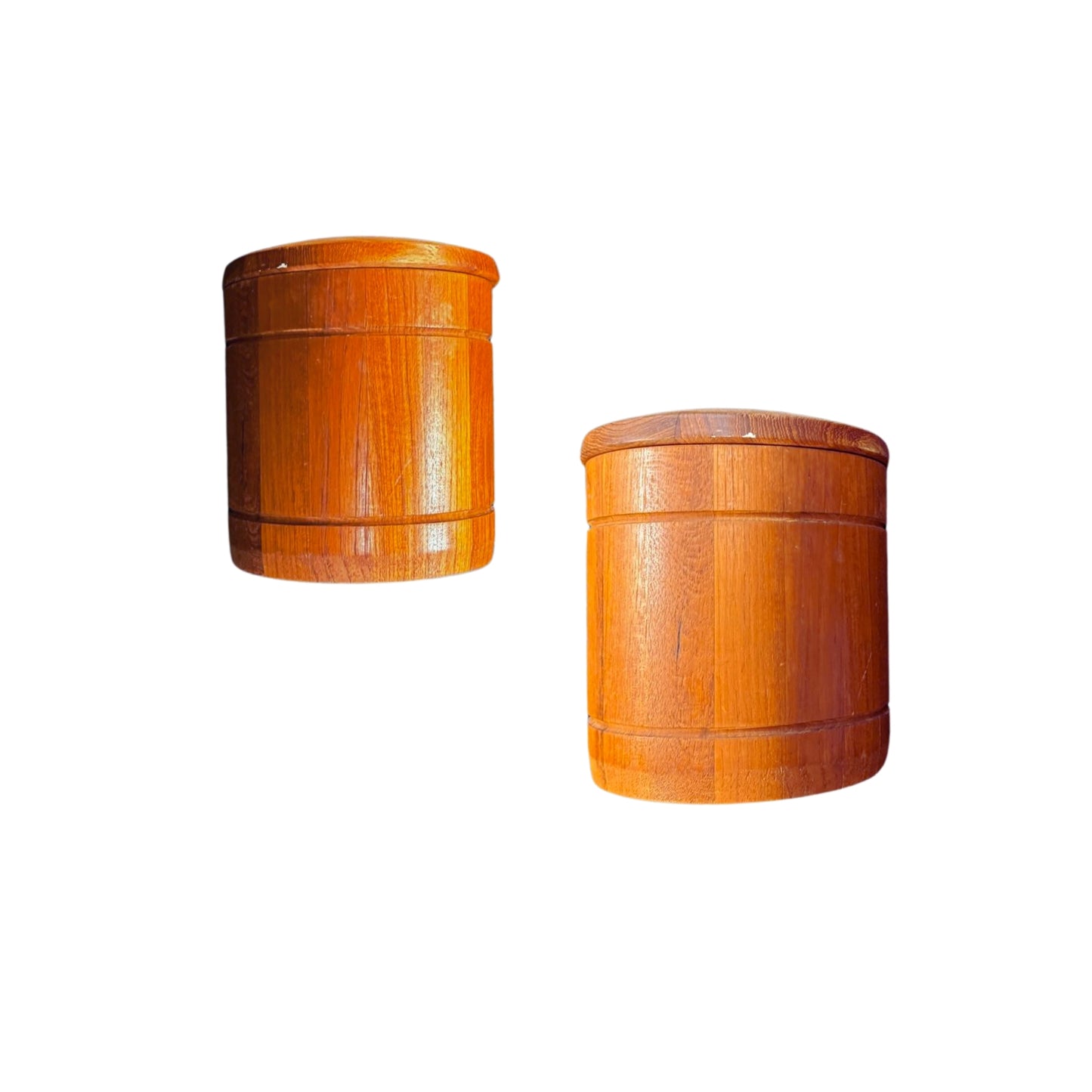 Embrace boldness and elevate your barware with our vintage genuine teak wood ice bucket. Made from real teak wood, this ice bucket adds a touch of adventure to your entertaining. Keep drinks cool in style and effortlessly impress your guests with this unique and daring addition to your collection.