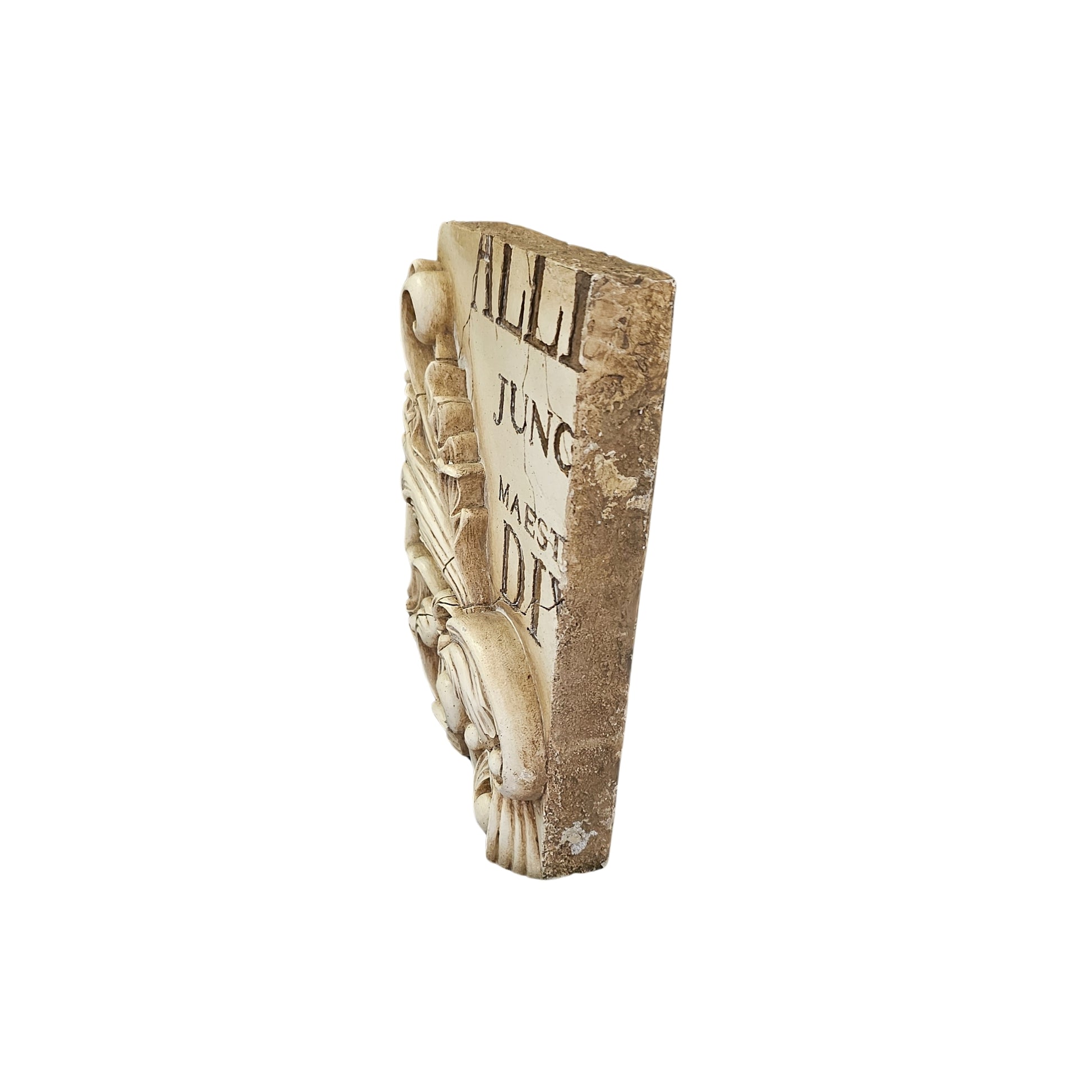 Carved with care and embellished with playful imagery, Rato is a cheerful addition to any space. Get lost in the intricate design and add a touch of whimsy to your walls.