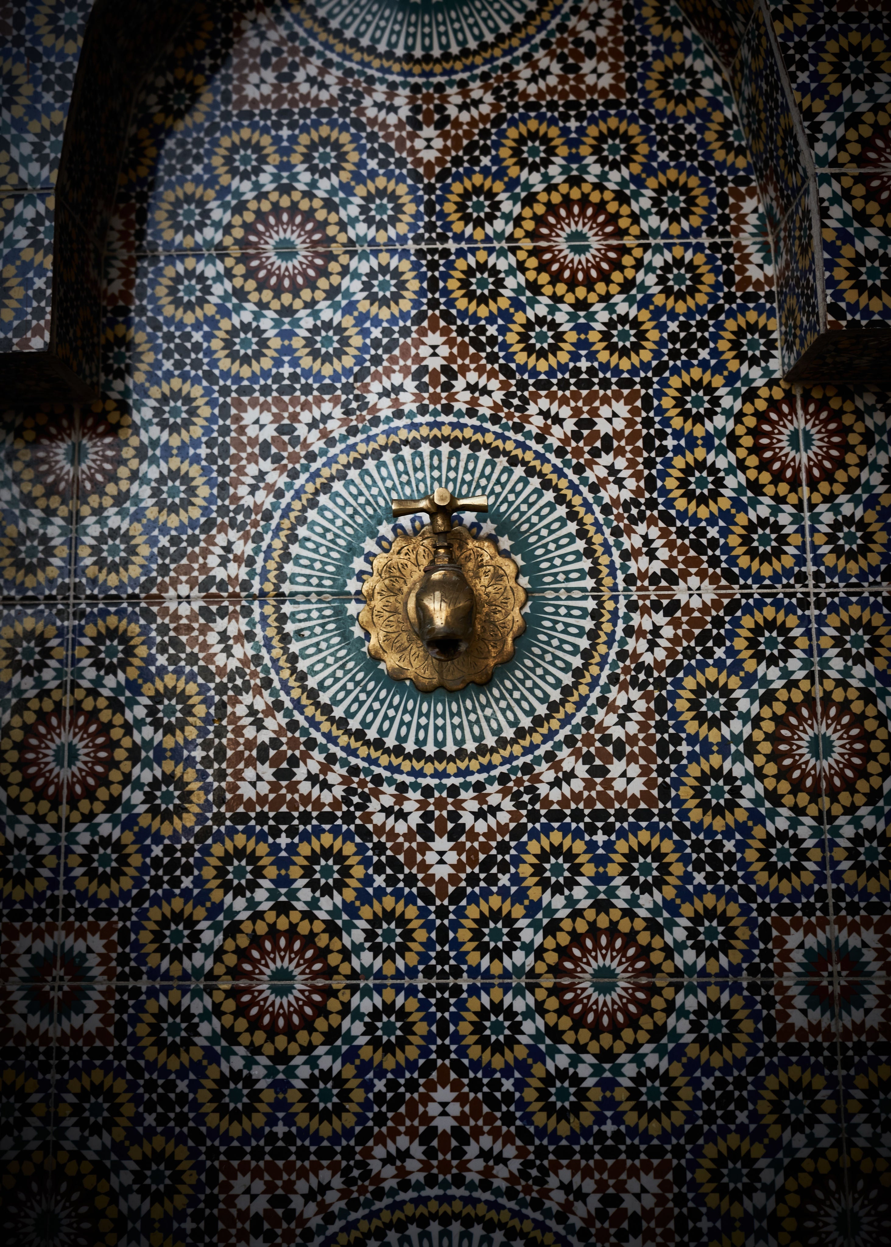Z-ornately-designed-mosaic-wall
